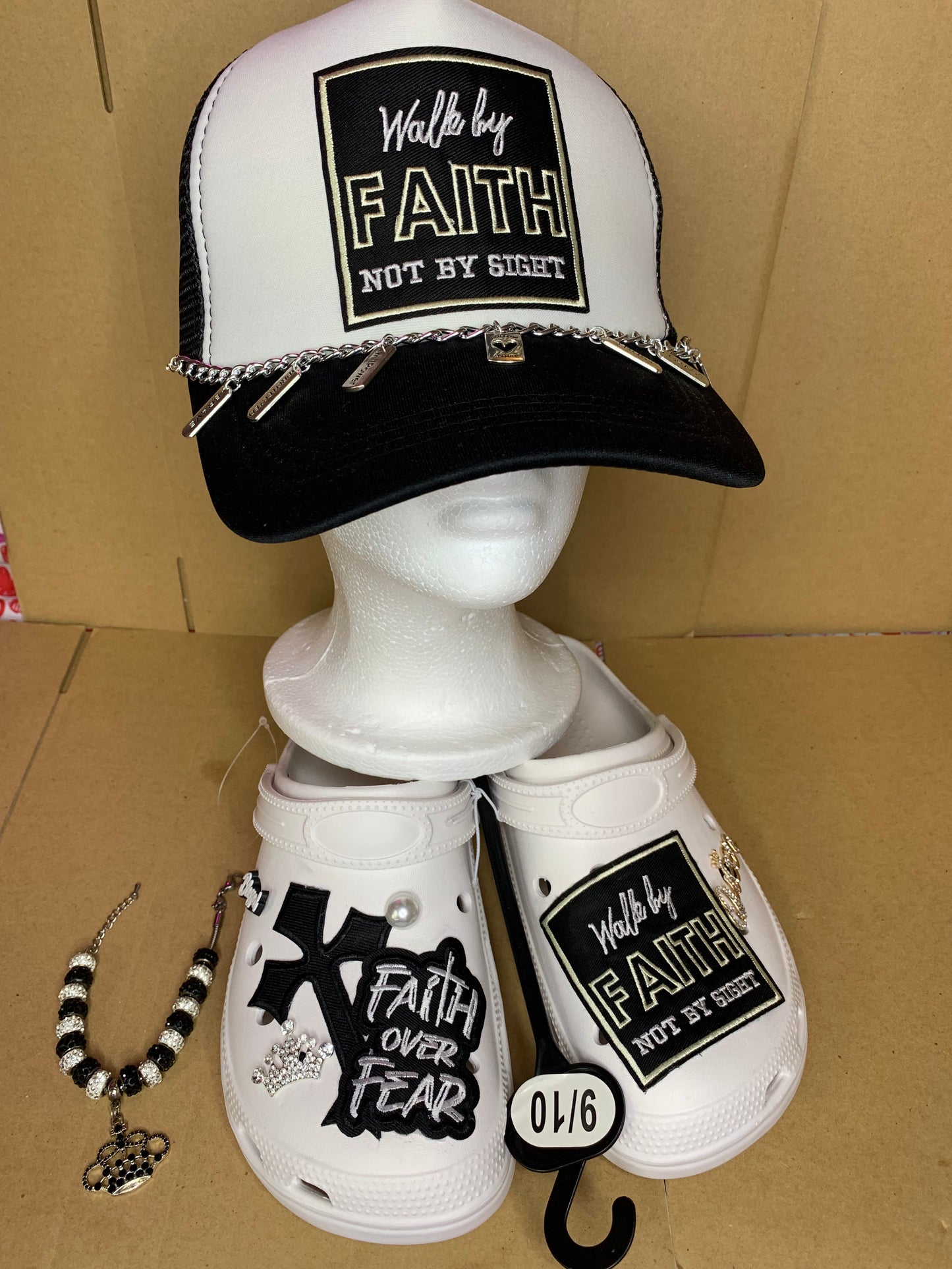 🖤🤍SnapBack trucker hat🧢clogs & bracelet set🖤🤍