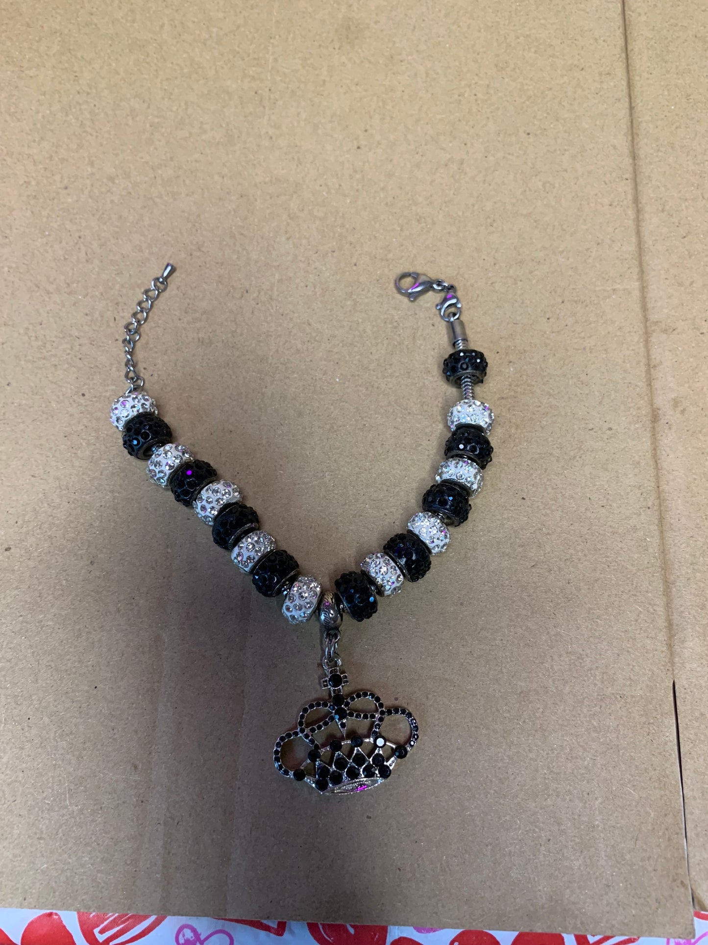 🖤🤍SnapBack trucker hat🧢clogs & bracelet set🖤🤍