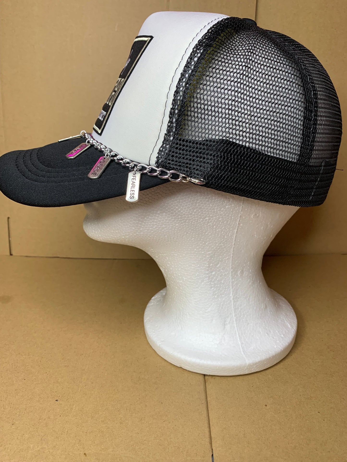 🖤🤍SnapBack trucker hat🧢clogs & bracelet set🖤🤍