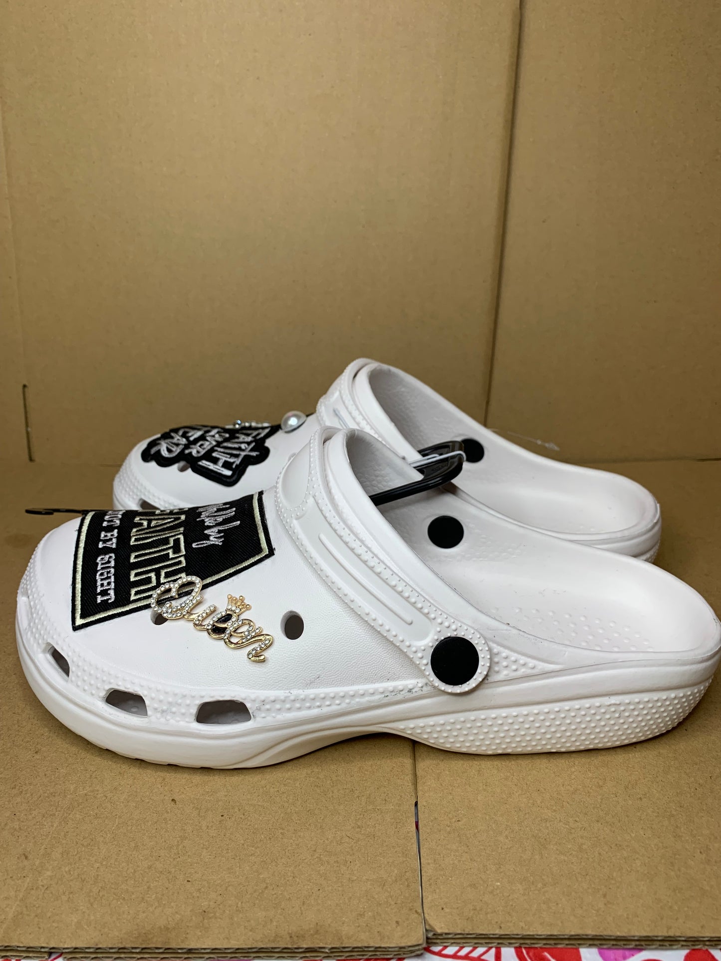 🖤🤍SnapBack trucker hat🧢clogs & bracelet set🖤🤍