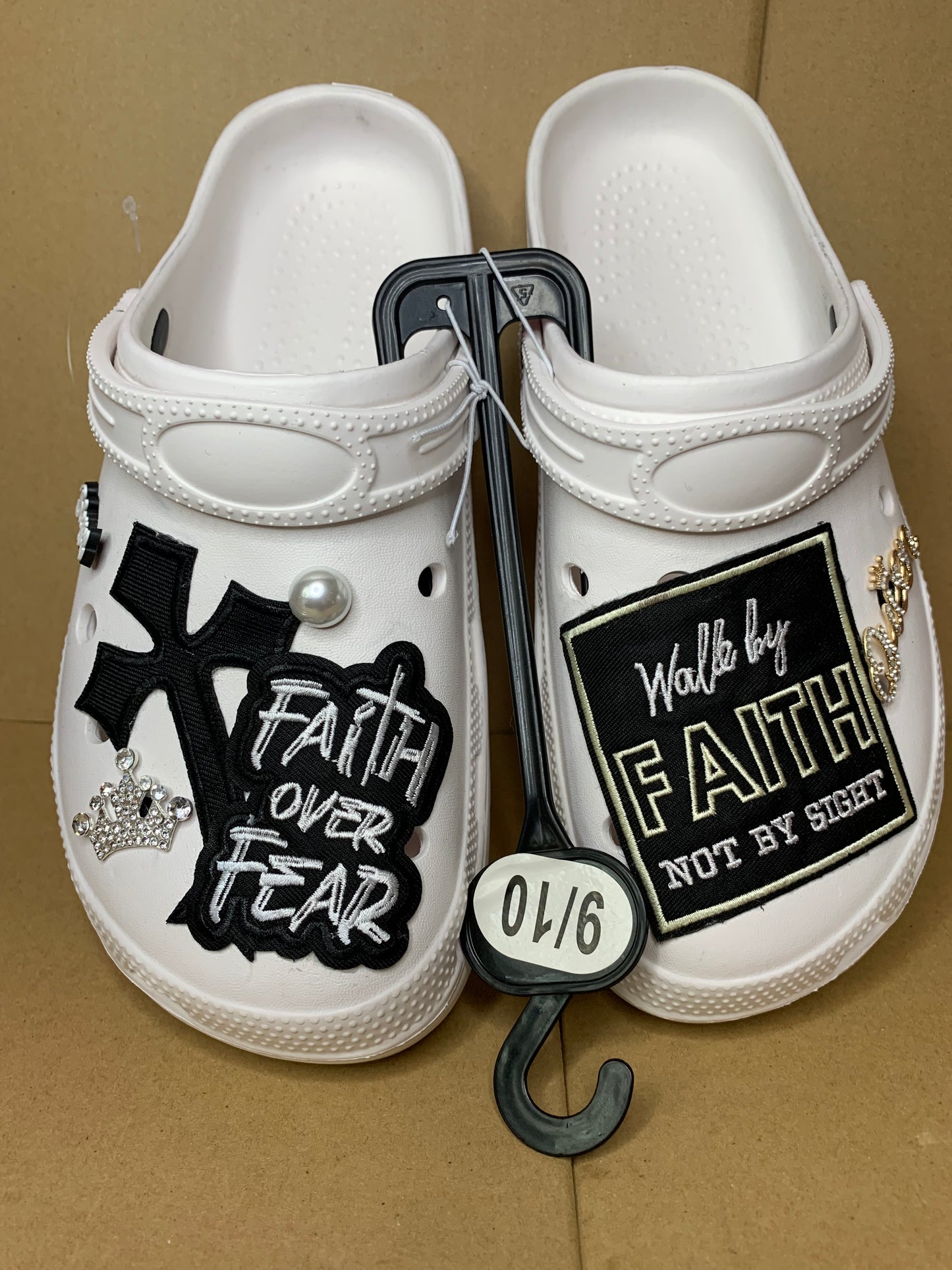 🖤🤍SnapBack trucker hat🧢clogs & bracelet set🖤🤍