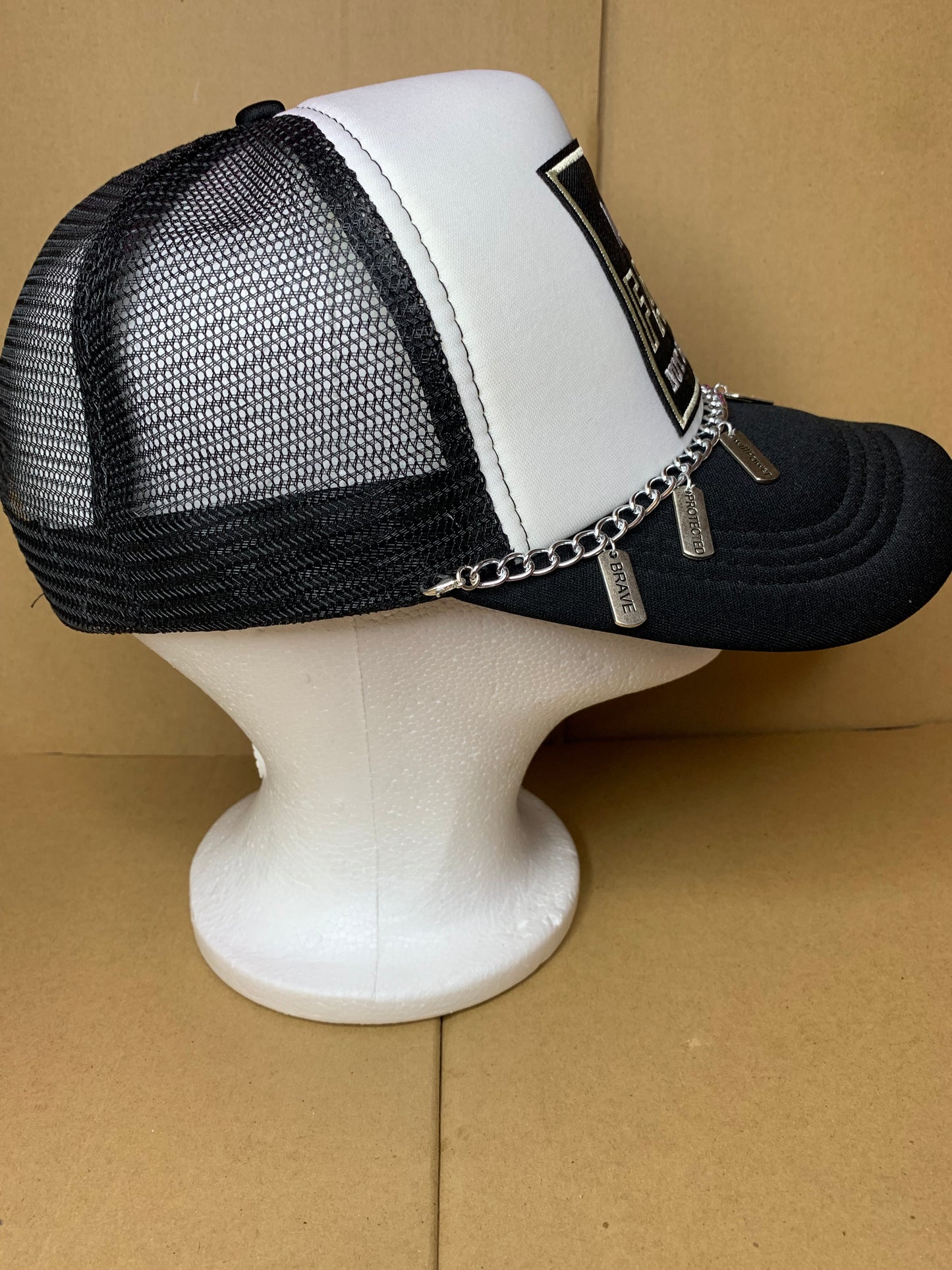 🖤🤍SnapBack trucker hat🧢clogs & bracelet set🖤🤍