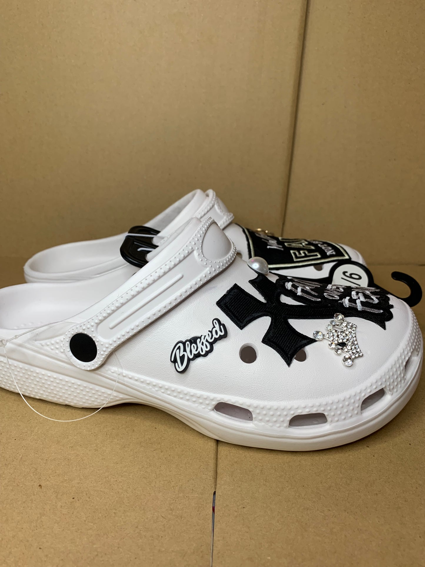 🖤🤍SnapBack trucker hat🧢clogs & bracelet set🖤🤍